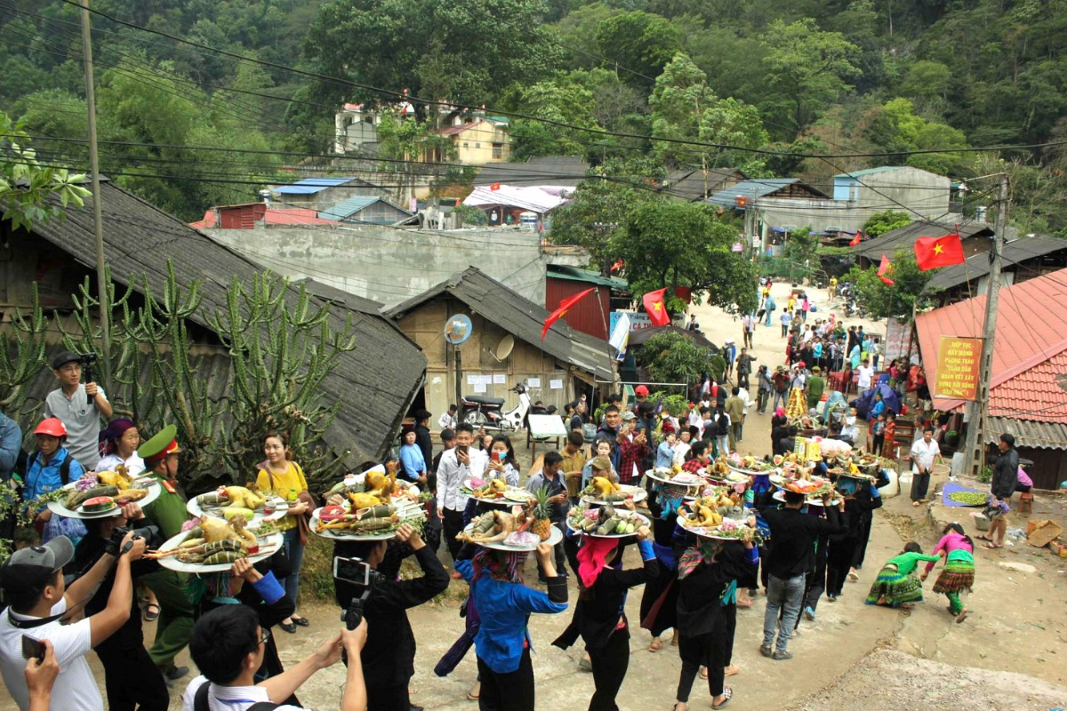 Winding mountain roads leading to Khau Vai Love Market in Meo Vac district